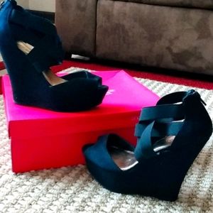 Black wedges